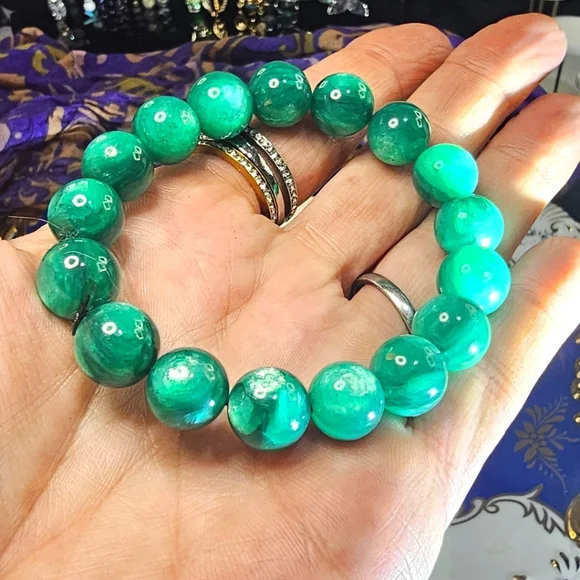 Lithium Emerald Mica 12 mm Stone Stretchy Bracelet - Picture 2 of 3